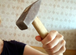 В Рыбном женщина угрожала родственнице молотком на застолье