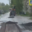 В Рыбном традиционно в дождь начали делать ямочный ремонт. Видео - Rybnoe.Net