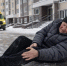 В ЖК «Золотые ключи» пенсионер сломал ногу, поскользнувшись у подъезда. Видео - Rybnoe.Net